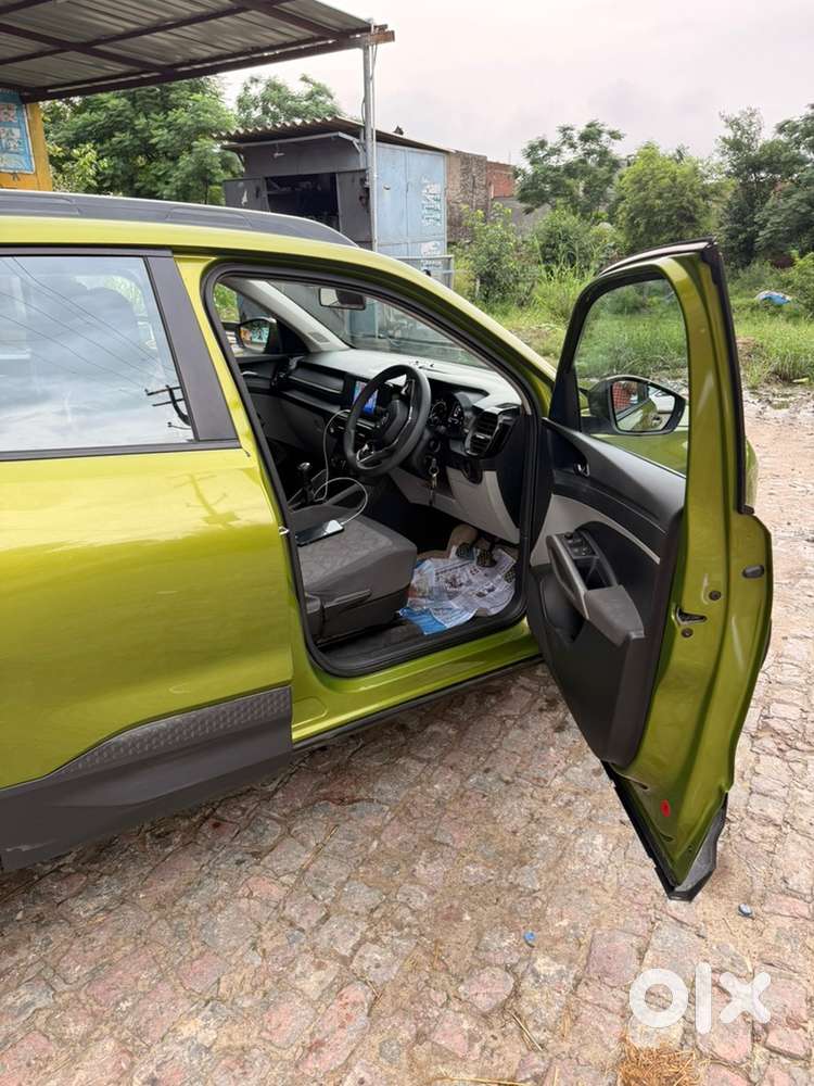 Skoda Kylaq Petrol Signature 2025