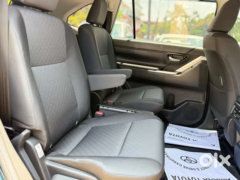 Toyota Innova Hycross 2.0 Petrol 2024
