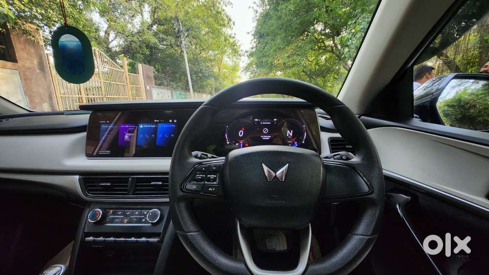 Mahindra Xuv700 2.0 Ax 5 Petrol Mt 7 Str, 2022, Petrol