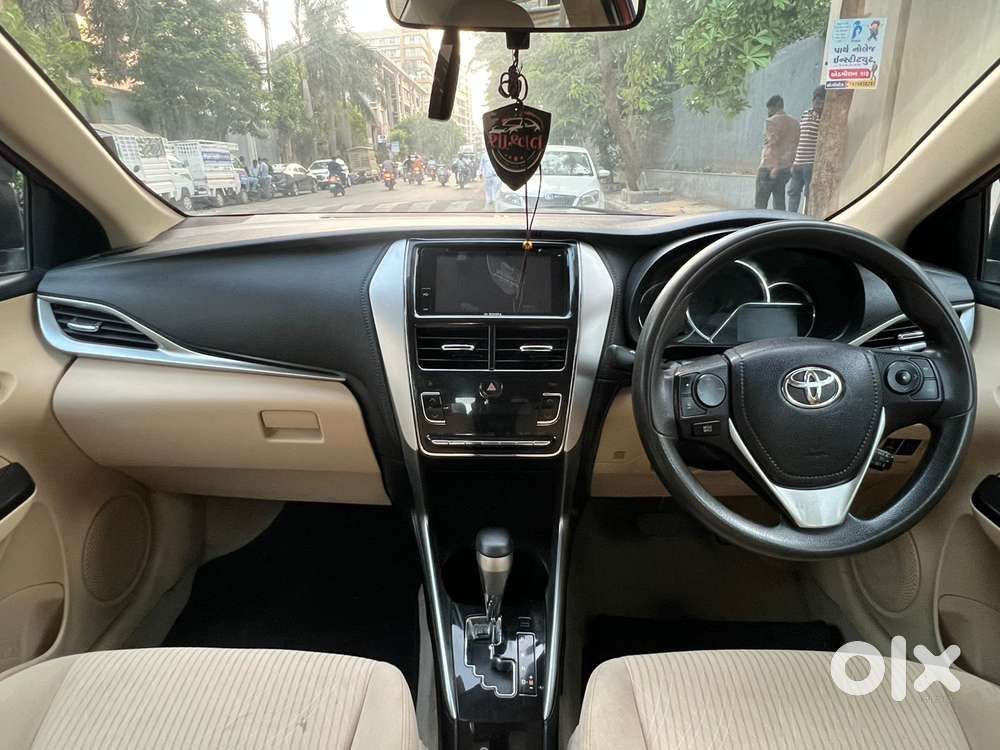 Toyota Yaris V Cvt, 2018, Petrol