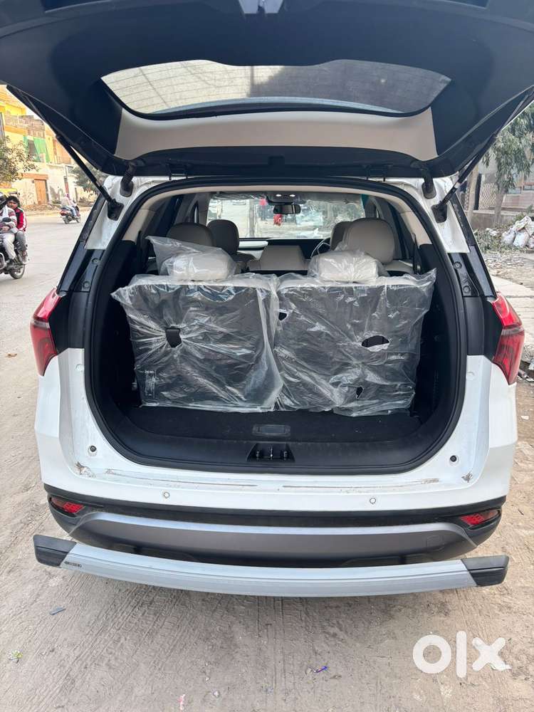 Mahindra Xuv700 2.2 Ax 7 Diesel At Luxury Pack Str, 2025, Diesel