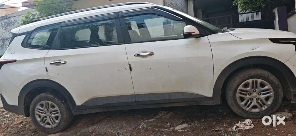 Kia Carens 2024 Petrol Well Maintained
