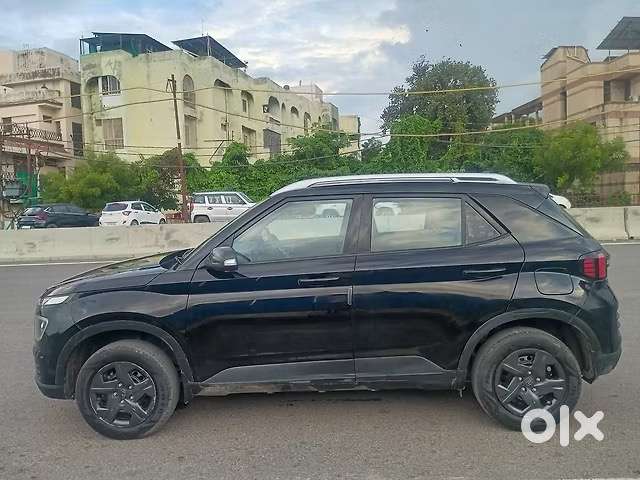 Hyundai Venue 2023 Petrol Well Maintained