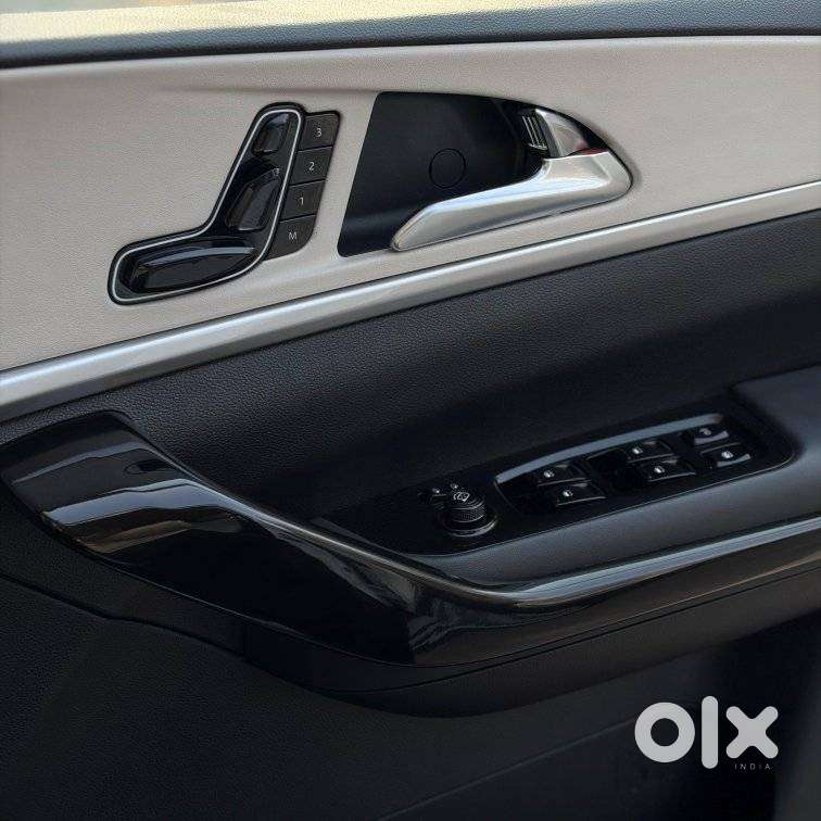 Mahindra Xuv700 2.2 Ax 7 Diesel At Str, 2024, Diesel