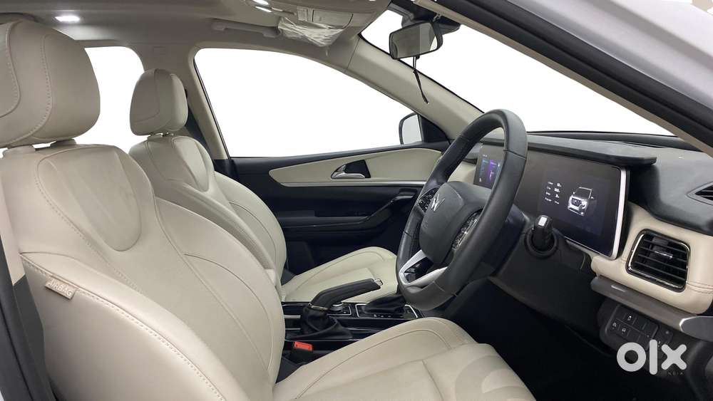 Mahindra Xuv700 2.0 Ax 7 Petrol At Str, 2024, Petrol