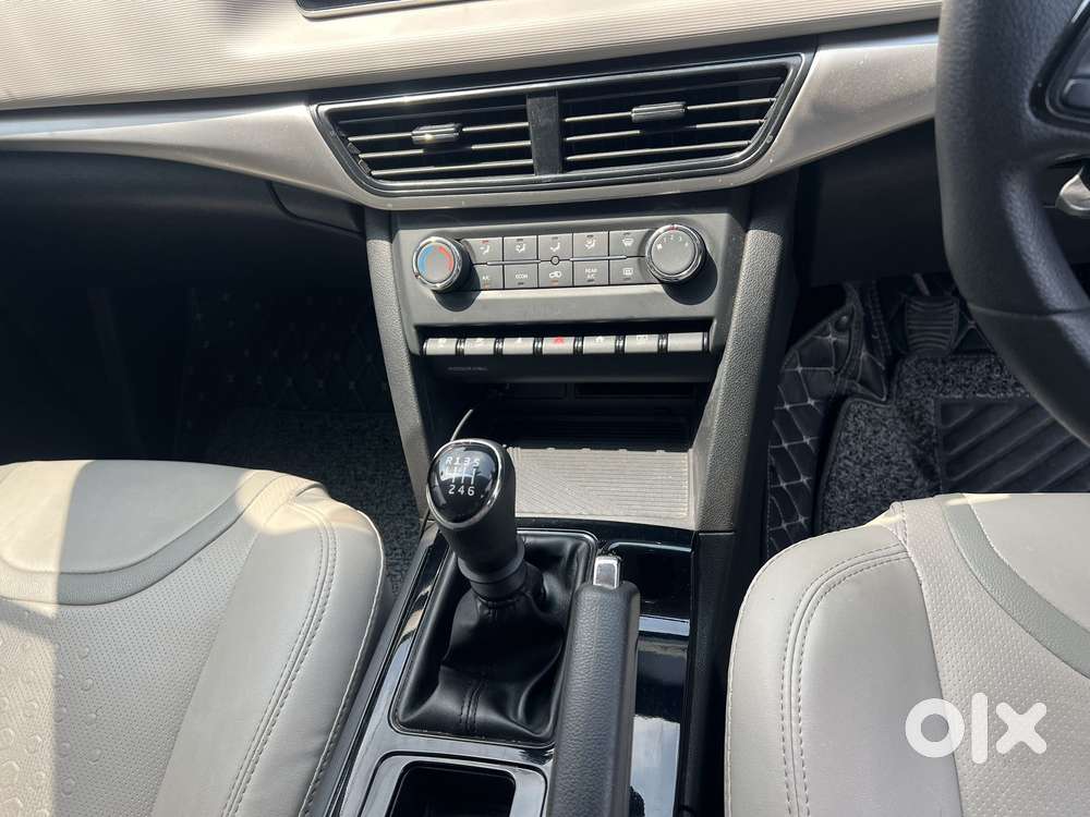 Mahindra Xuv700 2.0 Ax 5 Petrol Mt 7 Str, 2022, Petrol