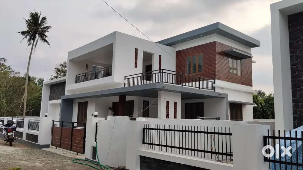 7 cent 2363 sqft 4bhk attached Angamaly Chalakudy road karukutty