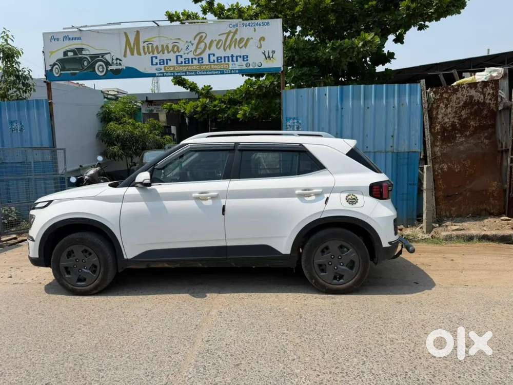 Hyundai Venue 2024 Petrol 11500 Km Driven
