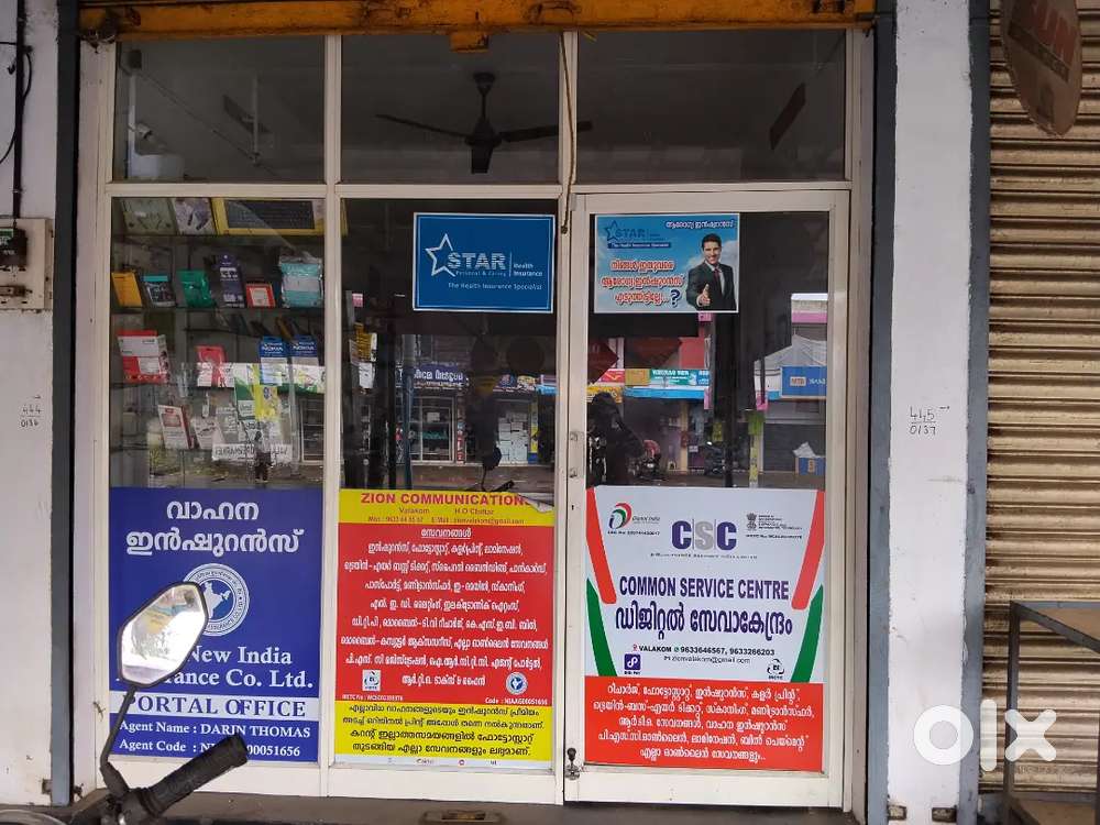 Room main glass with  door and steel glass shelf For Sale