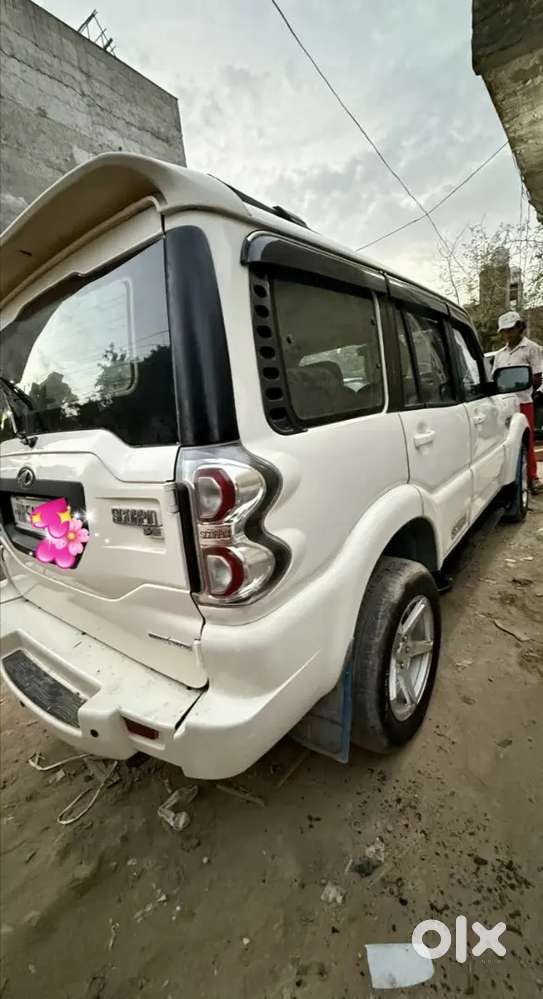 Mahindra Scorpio S6 Plus Hybrid 2017