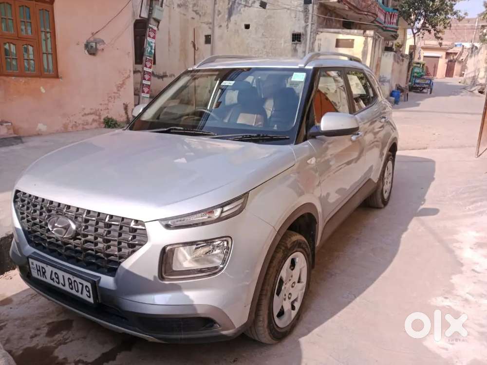 Hyundai Venue 2022 Petrol 22000 Km Driven