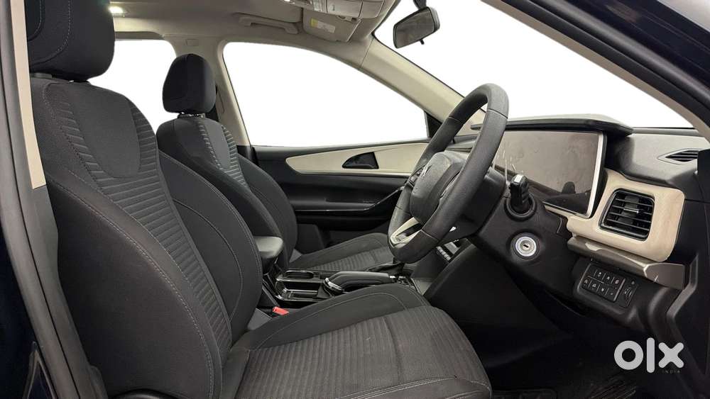 Mahindra Xuv700 2.0 Ax 5 Petrol At Str, 2023, Petrol