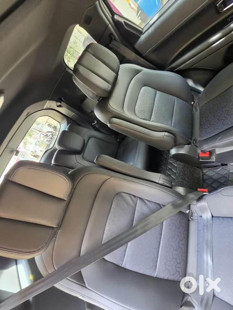 SAFARI 6S A BS6 P2 D ACC+DK (OBERON Black - Top End Dark Edition)
Seat