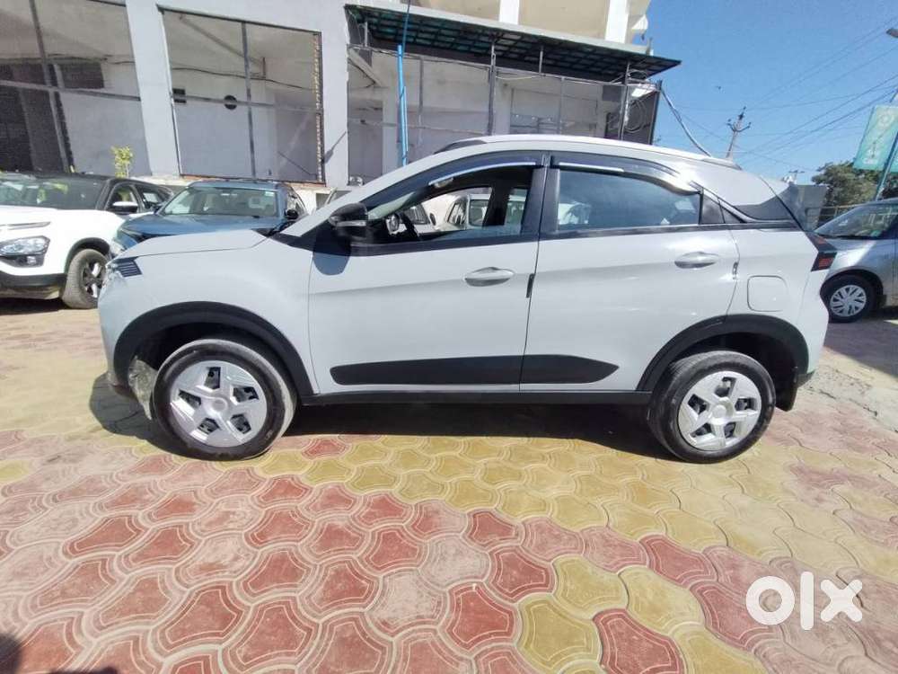 Tata Nexon, 2025, Petrol