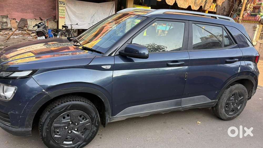 Hyundai Venue 2024 Petrol Well Maintained