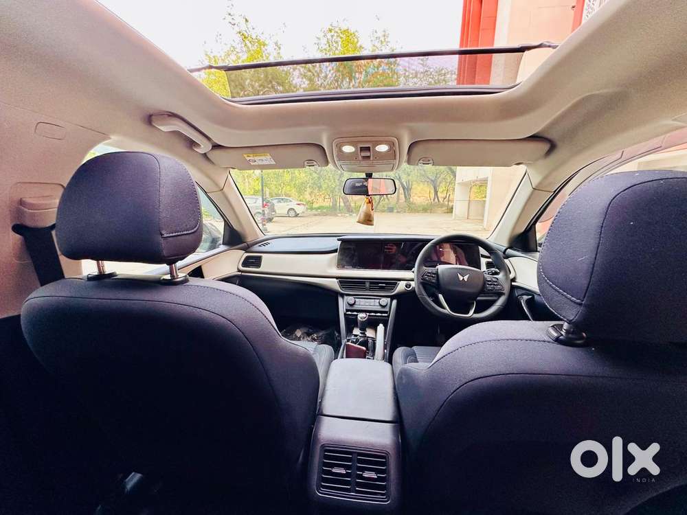 Mahindra Xuv700 2.0 Ax 5 Petrol Mt 7 Str, 2024, Petrol