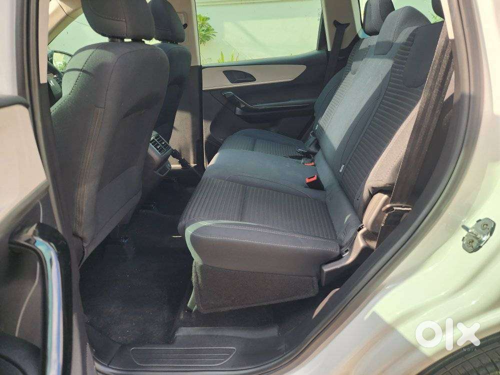 Mahindra Xuv700 Ax 5 Petrol Mt Str (e), 2024, Petrol
