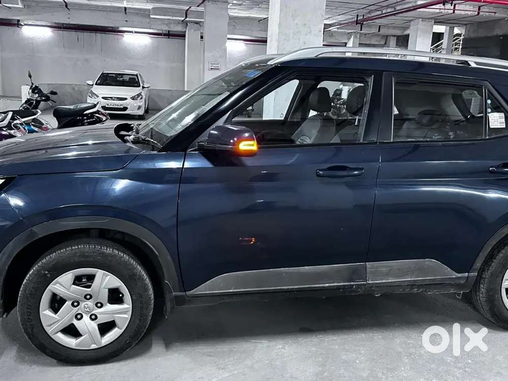 Hyundai Venue Sx 2022 Mt, 27400 Kms Done