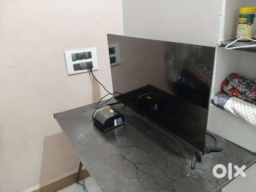I am Selling Redmi 80 cm (32 inches) TV With V gaurd Stabilizer