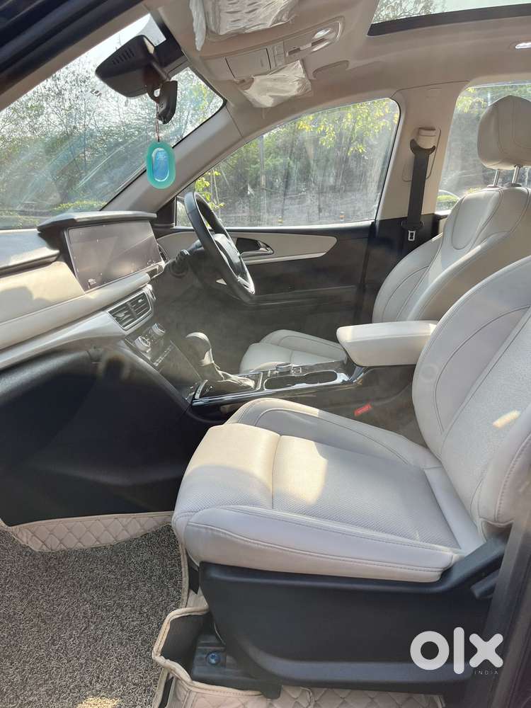 Mahindra Xuv700 Ax7l 6 Str At, 2023, Petrol