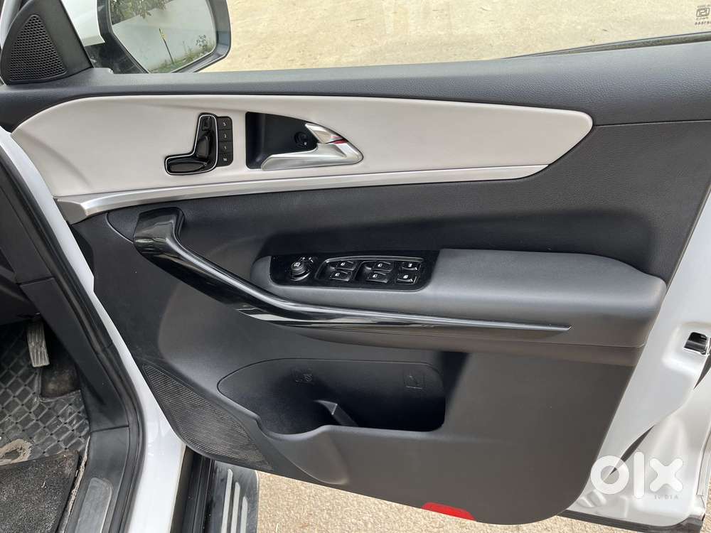 Mahindra Xuv700 2.0 Ax 7 Petrol Mt Str, 2022, Petrol