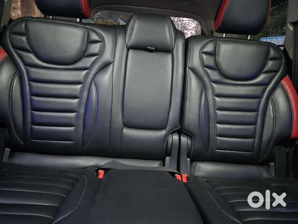 Mahindra Xuv700 Ax5 Petrol Manual 7-seater 2022  ₹3l+ Upgrades