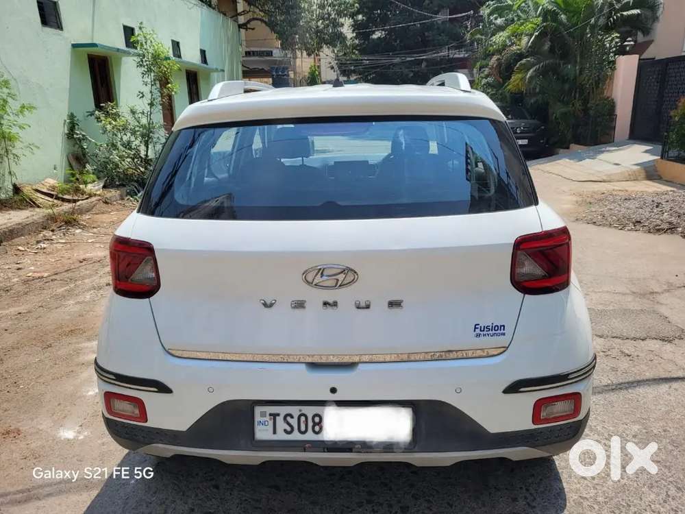 Only 43,000 Kms Hyundai Venue Petrol 2021
