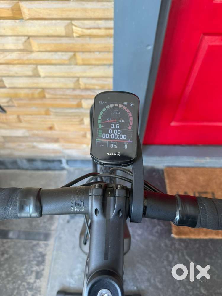 Garmin Edge 530 cycling computer with garmin mount Sports