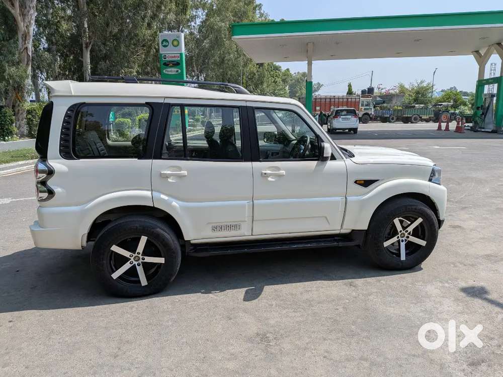 Mahindra Scorpio S10. Hybrid 2017