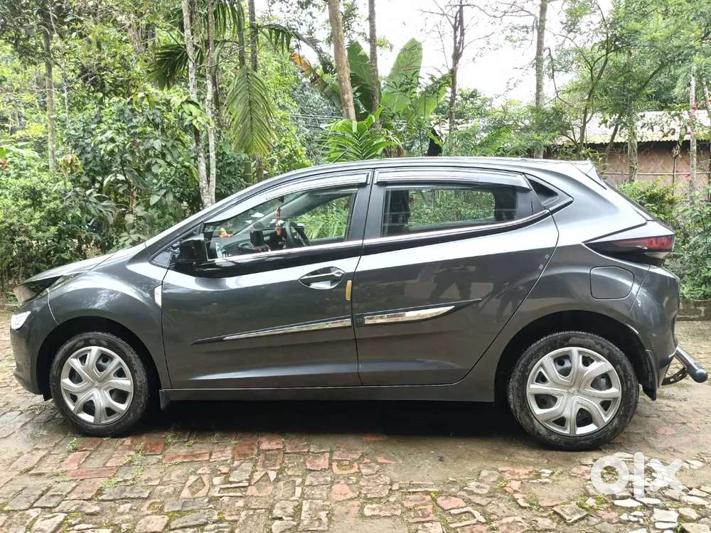 Tata Altroz 2022 Petrol 14000 Km Driven.all Documents Up To Date.