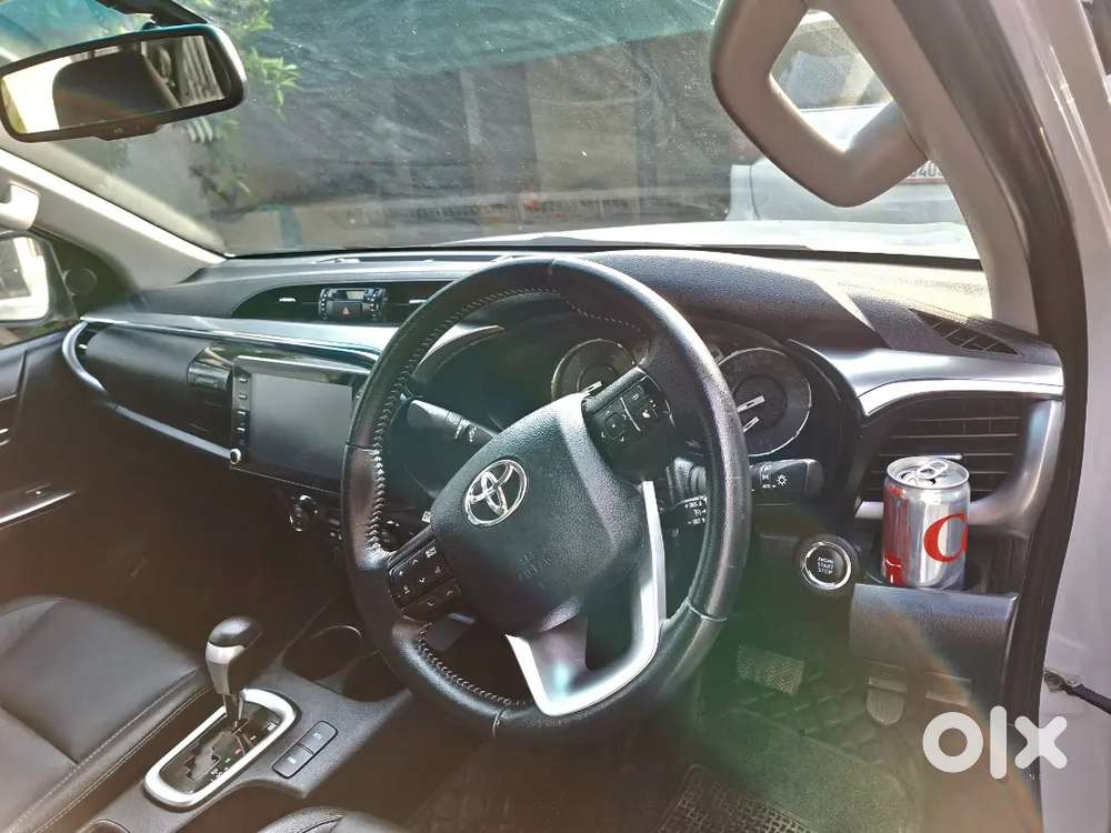 Toyota Hilux Black Edition 2025 4/4