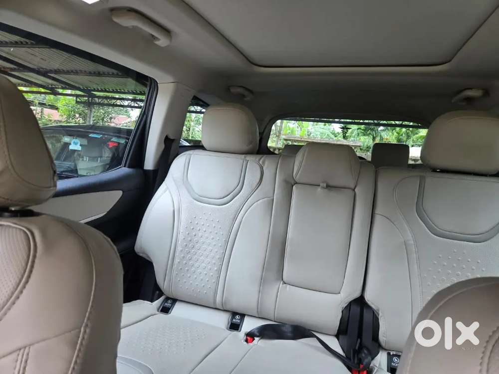 Mahindra Xuv700 Petrol 2025 Manual