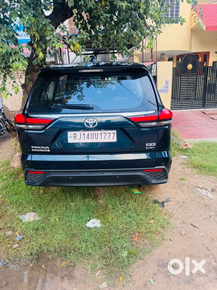 Toyota Innova Hycross 2025