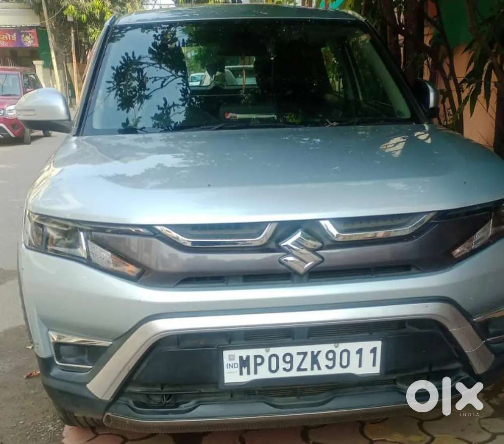 डॉक्टर की कर है बहुत कम चली हुई गाड़ी है हमेशा खड़ी रहती है क्लीनिक पर