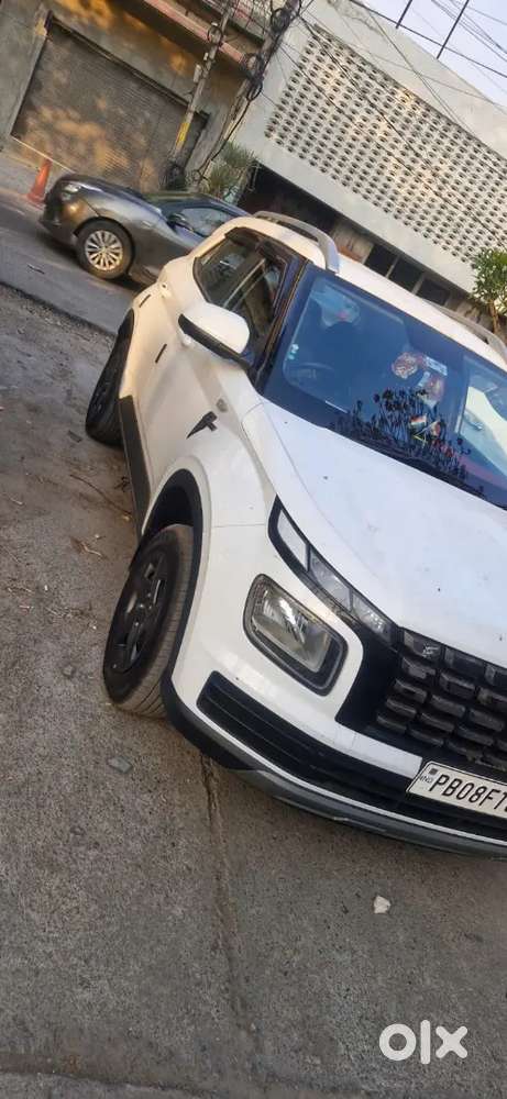Hyundai Venue 2025 Petrol Single Owner