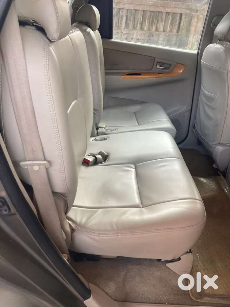 Toyota Innova 2.5 E 8 Str, 2010, Diesel