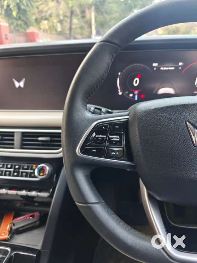 Mahindra Xuv700 2.0 Ax 7 Petrol At Str, 2023, Petrol