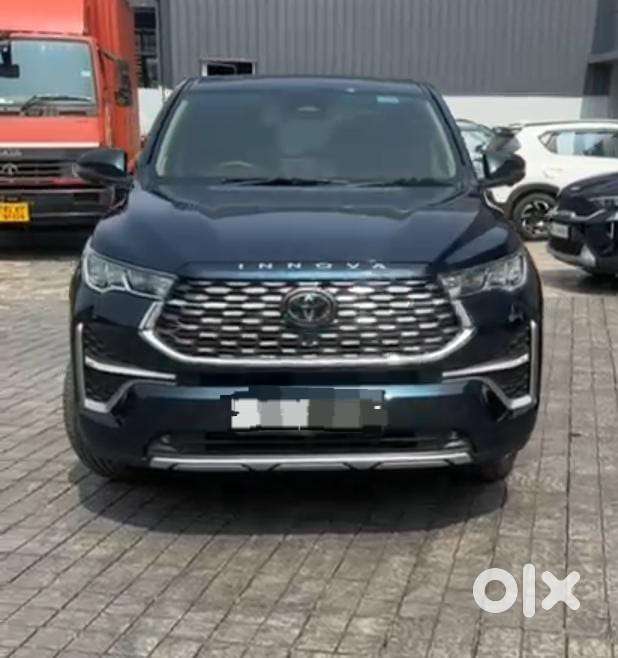 Toyota Innova Hycross