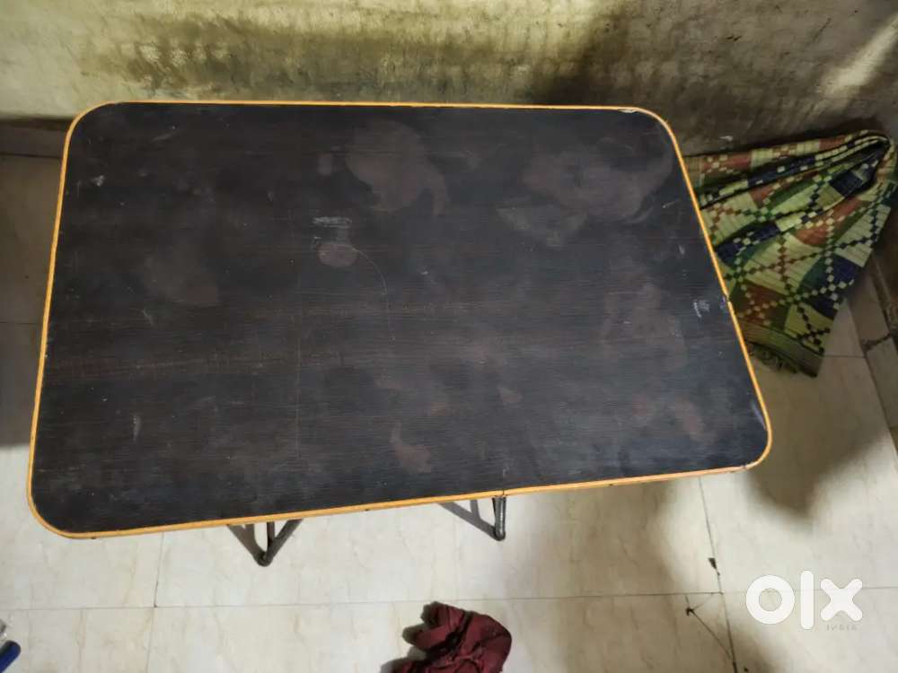 Folding table