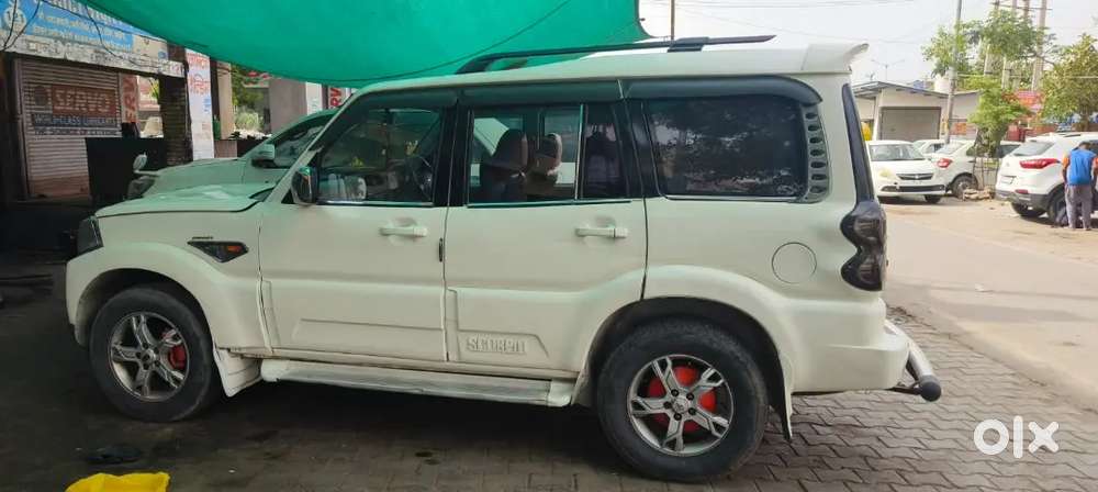 Mahindra Scorpio S4+ गाड़ी है