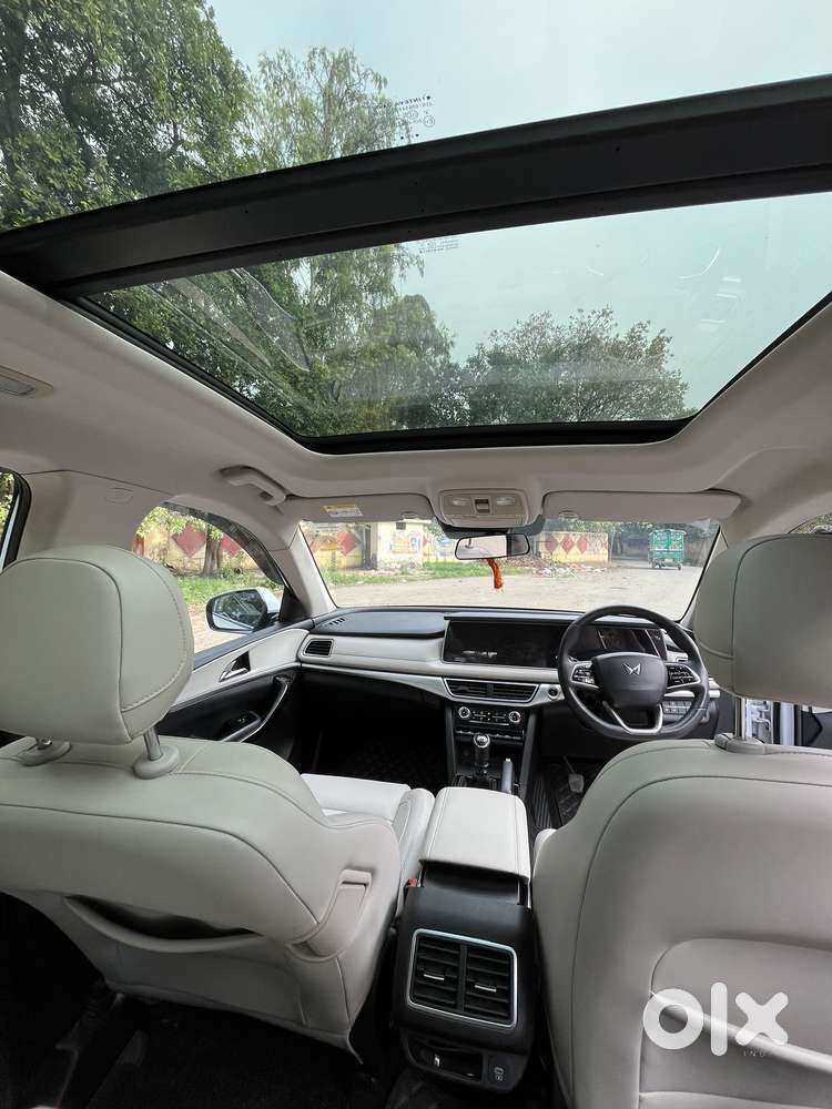 Mahindra Xuv700 2.0 Ax 7 Petrol Mt Str, 2022, Petrol