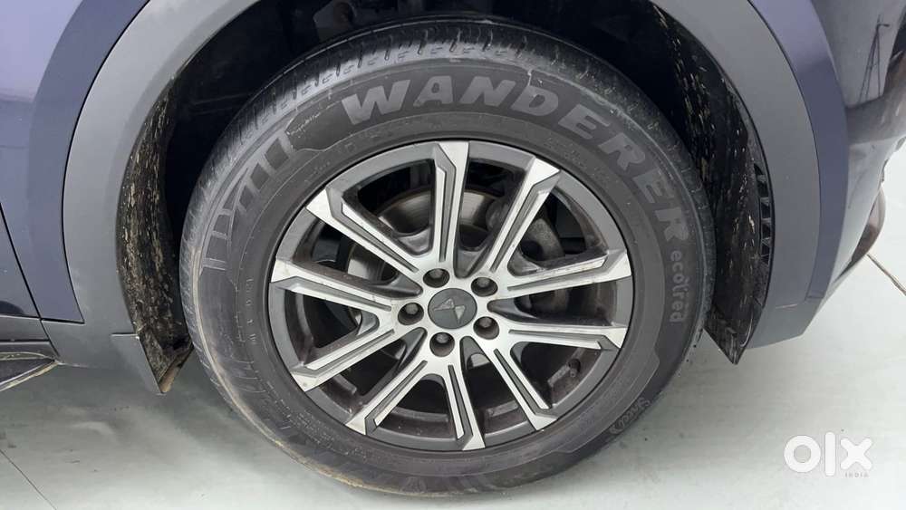 Mahindra Xuv700 2.2 Ax 7 Diesel Mt Luxury Pack Str, 2023, Diesel