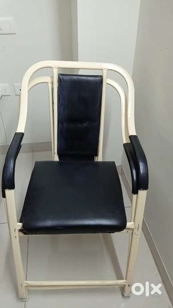 Iron cushioned chairs in good  condition and one big table for sale