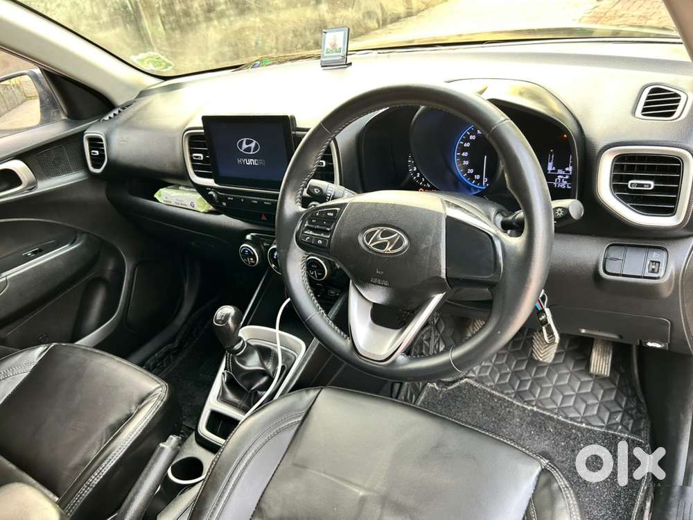 2022 Hyundai Venue Petrol Manual 70000 Km Driven