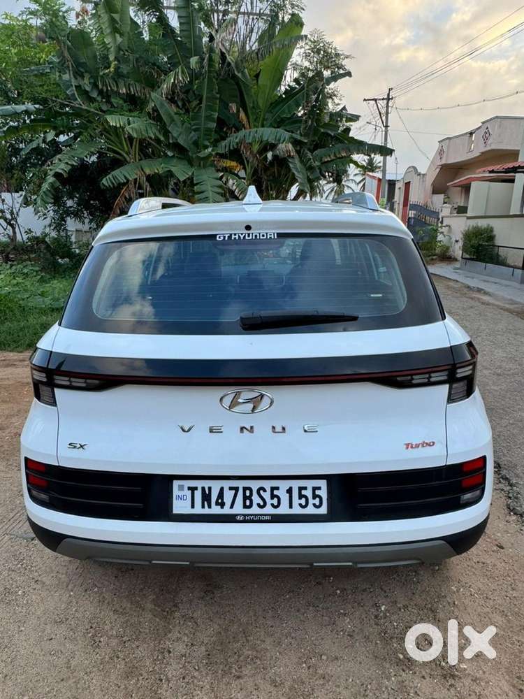 Hyundai Venue 2024 Petrol Well Maintained