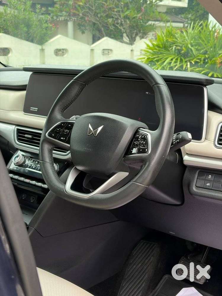 Mahindra Xuv700 2.2 Ax 7 Diesel At Luxury Pack Str Awd, 2022, Diesel
