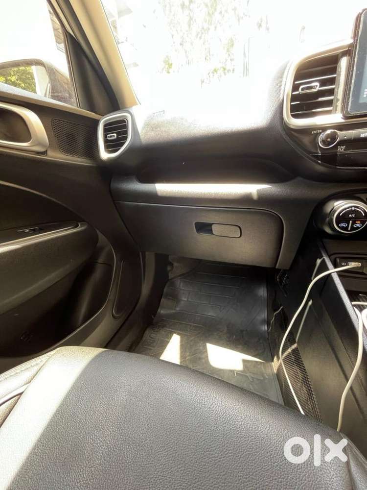 Hyundai Venue 2022 Petrol 25800 Km Driven