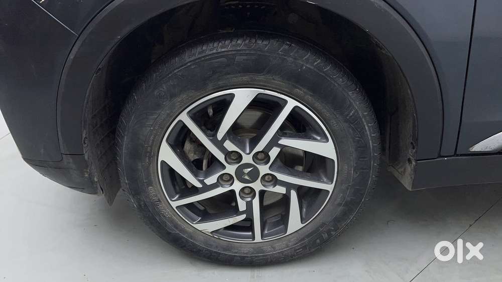 Mahindra Xuv300 1.2 W8 (o) Amt Petrol, 2023, Petrol