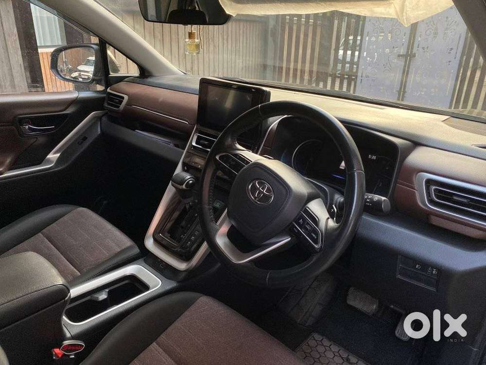 Toyota Innova Hycross