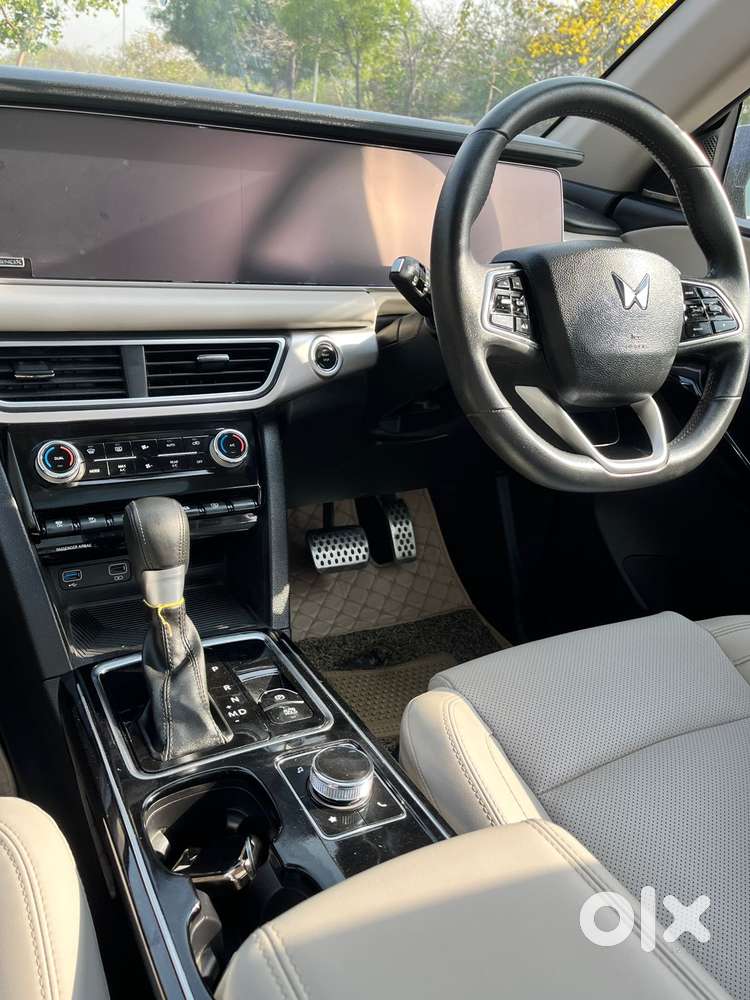 Mahindra Xuv700 Ax7l 6 Str At, 2023, Petrol